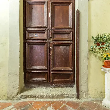 Pensión Double At Historical Palazzo Spinelli